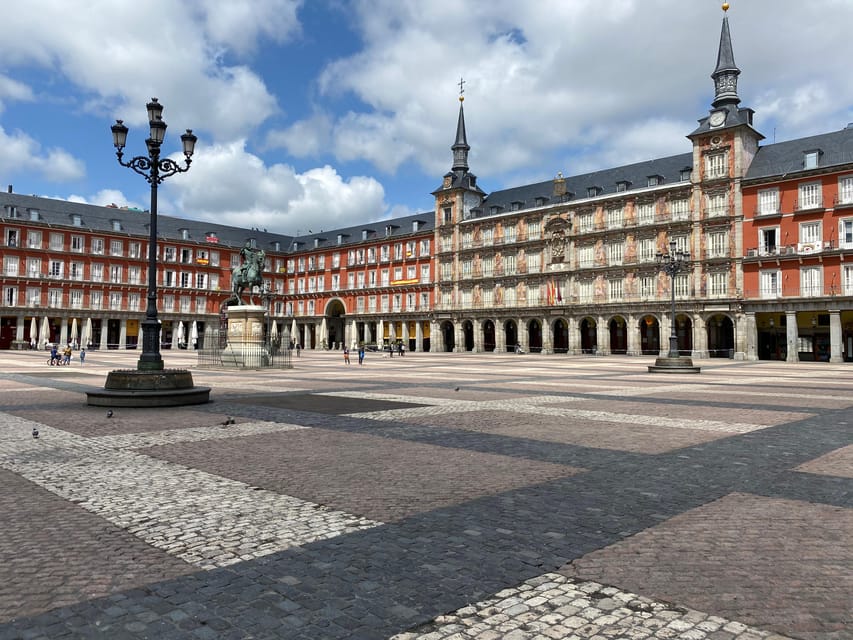 Architecture Tour: Old Historic Madrid with an architect - Royal Palace area: what you see outside (and why it still counts)
