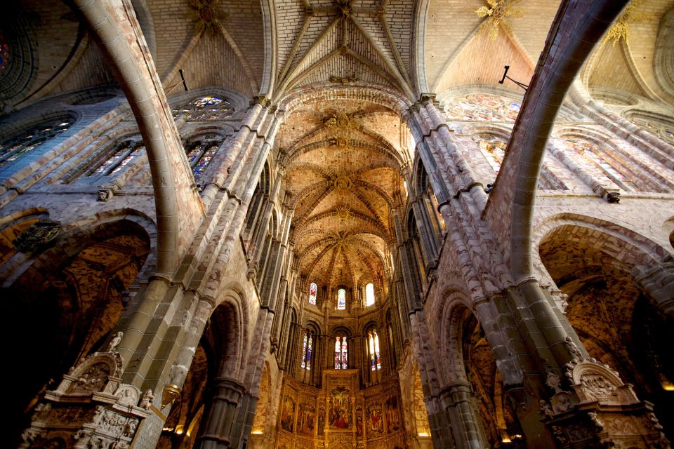Ávila: Tour Privado Casco Histórico y Basílica San Vicente - Basilica of San Vicente Inside: Light, Beauty, and Archaeology
