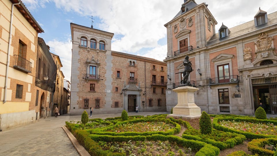 Complete Madrid: Hapsburgs, Palace and Almudena Cathedral - Puerta del Sol: the Bear, the Strawberry Tree, and Km 0