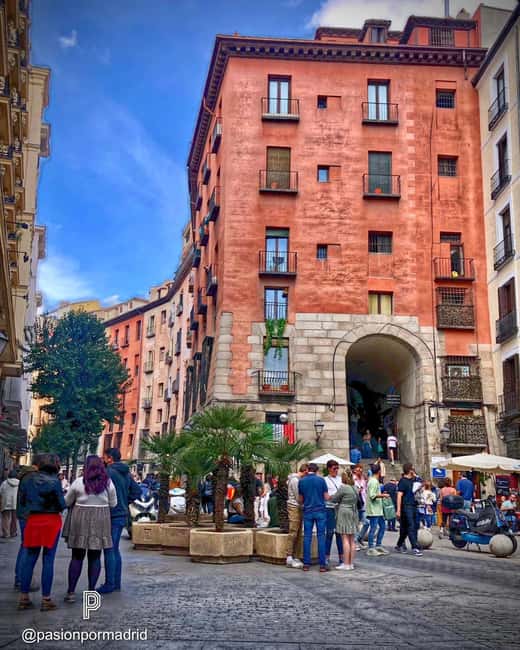 Complete Madrid: Hapsburgs, Palace and Almudena Cathedral - San Miguel Market: quick food energy, even from street level