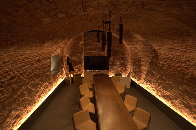 Cured Meats Gourmet Tasting with Wine Pairing in Madrid - The Stop in Centro: Finding the Place and Settling In