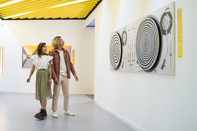 Entrance to the Museum of Illusions Madrid - What the experience feels like with kids and adults in the same space