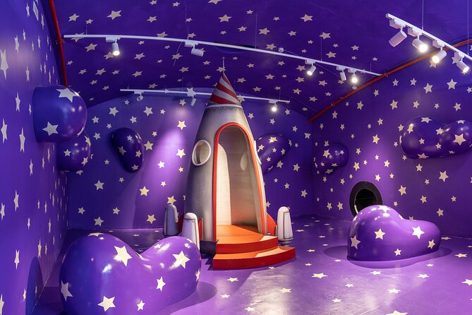 Entrance to the Sweet Space Museum in Madrid - Artists Behind the Scenes: The 10 Creators You’ll Be Meeting in Rooms