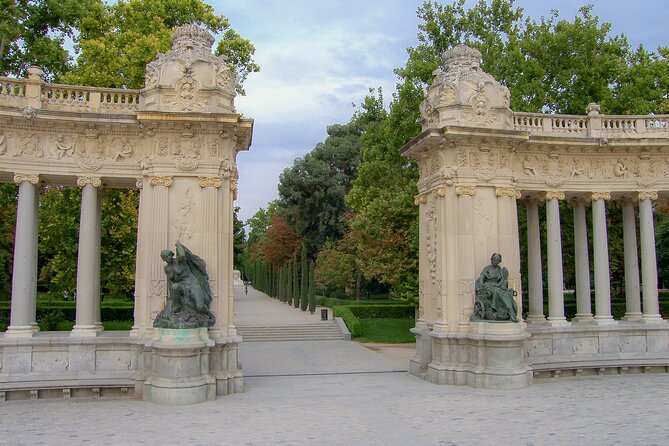 Essential Madrid: Private Walking tour - Entering Madrid with Goya and Neptune in One Go