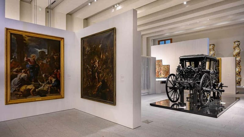 Guided Tour of The Royal Collections Gallery - Before you go: meeting point, start times, and rain planning