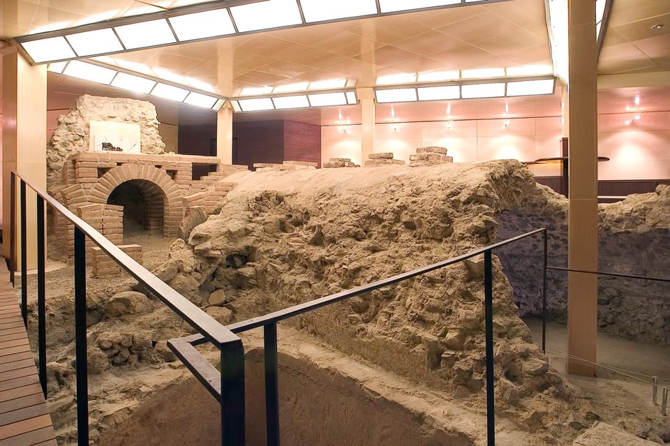 Guided Tour of Underground Toledo - Pozo del Salvador in Plaza del Salvador: well vs. cistern in real life