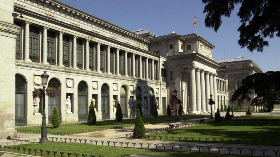 Madrid: 1.5-Hour City Highlights Guided Walking Tour - Royal Palace of Madrid and Almudena Cathedral: Power Meets Religion