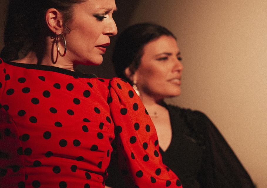 Madrid: 1-Hour Traditional Flamenco Show at Centro Cultural - Inside the theater: what a 54-person room changes