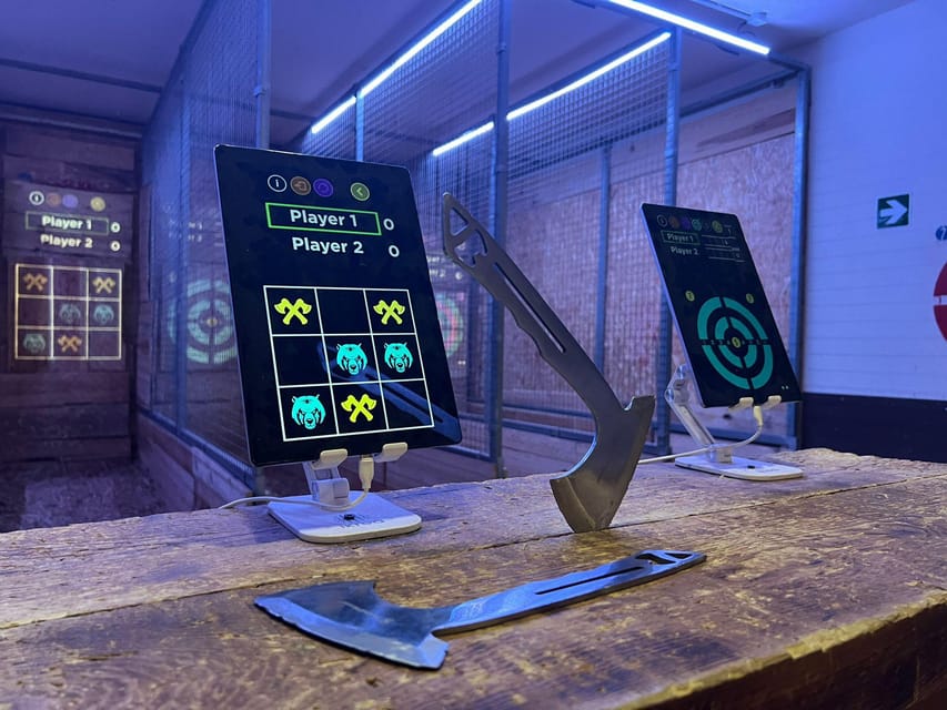 Madrid Atocha : Interactive Axe Throwing 1h - Your Coaching: Technique Plus a Freestyle Turn