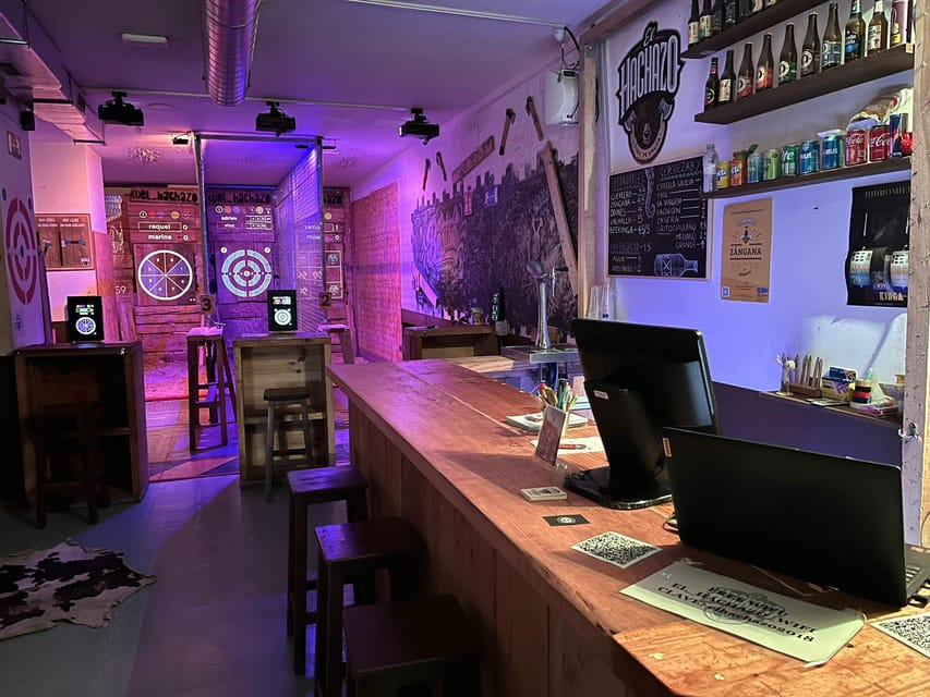 Madrid Atocha : Interactive Axe Throwing 1h - Axe Throwing, Knives, and the Oddball Factor