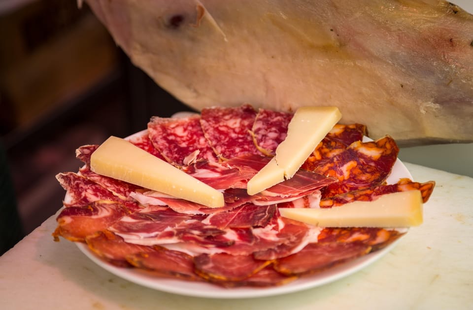 Madrid: Authentic Tapas Evening Tour with a side of History - Plaza Isabel II: Your easy starting point for a classic Madrid evening