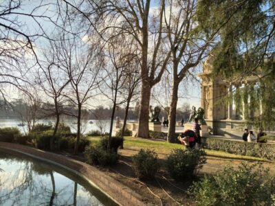 Madrid: Cibeles Rooftop & Retiro Park Guided Walking Tour - Getting started at Plaza de Cibeles (and why meeting points matter)