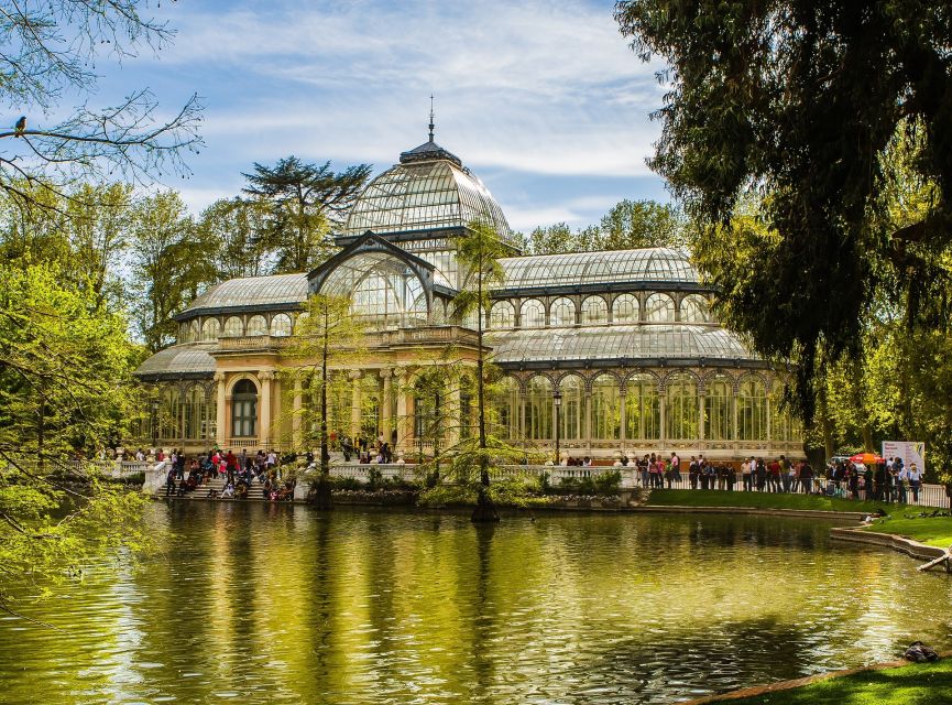 Madrid: Cibeles Rooftop & Retiro Park Guided Walking Tour - Rooftop terrace views: how to get the most out of 20 seconds