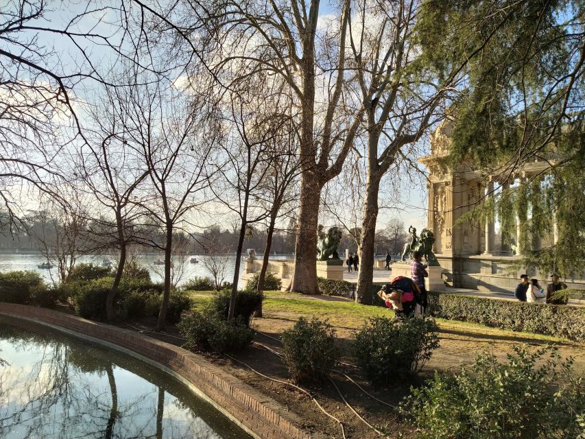 Madrid: Cibeles Rooftop & Retiro Park Guided Walking Tour - Getting started at Plaza de Cibeles (and why meeting points matter)