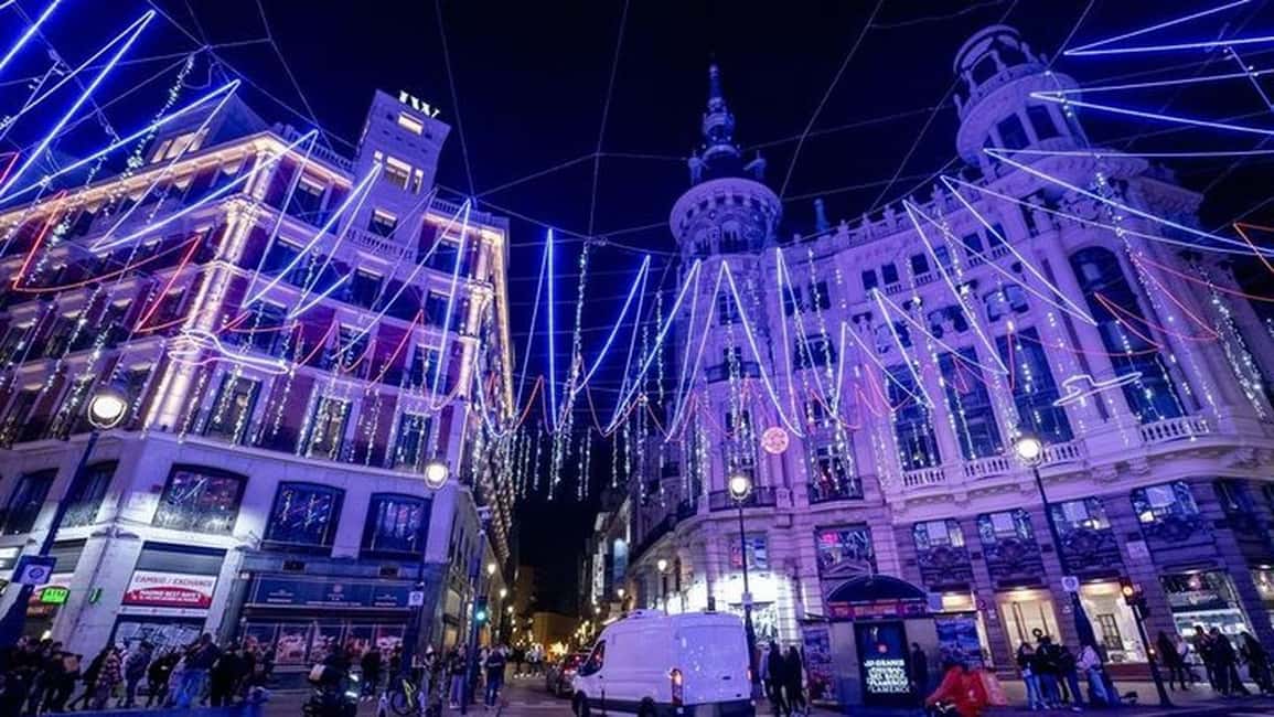 Madrid: City Highlights Tuk-Tuk Tour (2 hours) - Plaza de Santa Ana: A Friendly Finish in the Right Mood