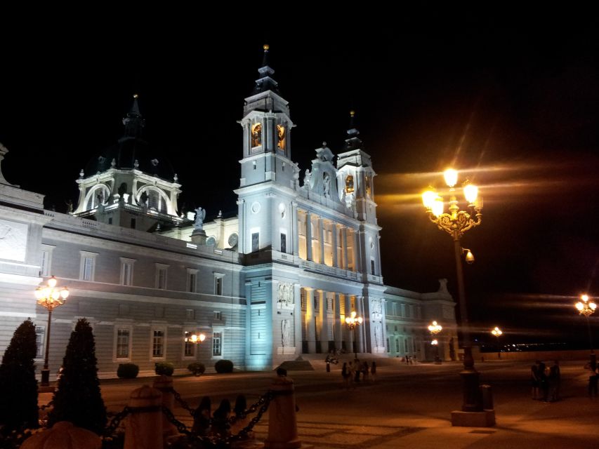 Madrid: Customized Night Tour with a Private Guide - Booking tips that make your night tour better
