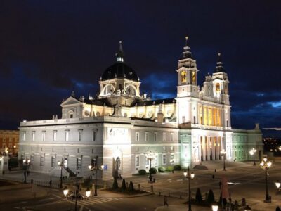 Madrid: Enchanted Evening Walking Tour in Spanish - Where You Meet: Naturanda Tourist Office and the Fast Start