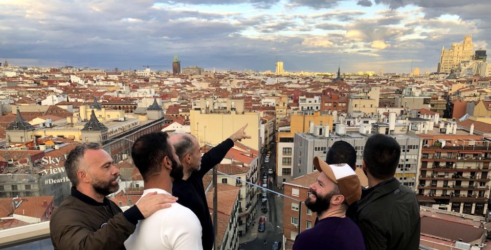 Madrid: Gran Vía Rooftops and Architecture Tour - More Gran Vía architecture: Carrion Building and the mid-walk “aha”