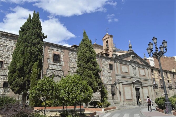 Madrid Guided Tour of the Descalzas Reales Monastery - Entering Monasterio de las Descalzas Reales: worship, nuns, and real atmosphere