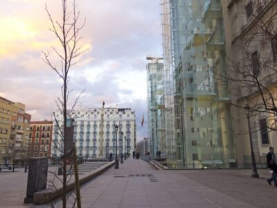 Madrid: Guided visit to Reina Sofia Museum- SMALL GROUP - Meeting the guide and getting in smoothly