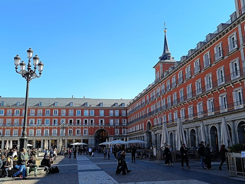 Madrid: Highlights of Madrid Walking Tour - Royal Palace of Madrid: big outside views and the functioning-palace angle