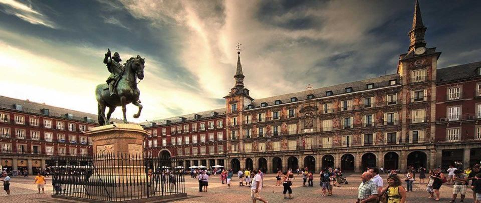 Madrid: Historical Center 2.5-Hour Guided Walking Tour - Santa Cruz Palace and the Baroque façade effect