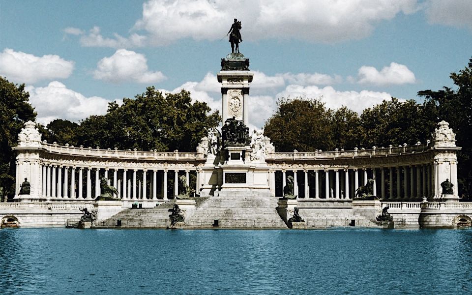 Madrid: Historical Center 2.5-Hour Guided Walking Tour - The Royal Palace of Madrid: Europe’s largest working palace moment