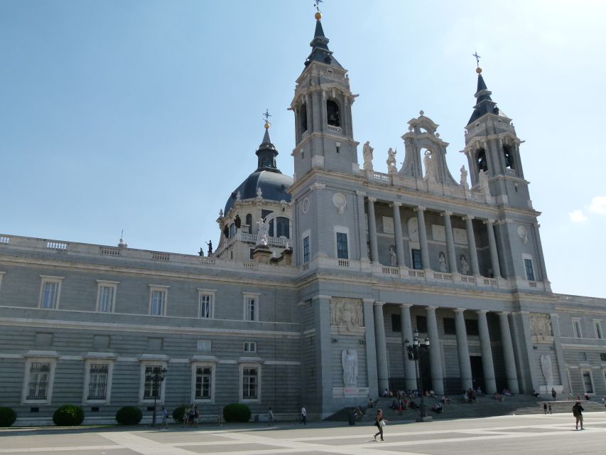 Madrid Historical Centre & Old Town Walking Tour in French - Plaza de la Villa: Medieval Madrid Shows Up Here