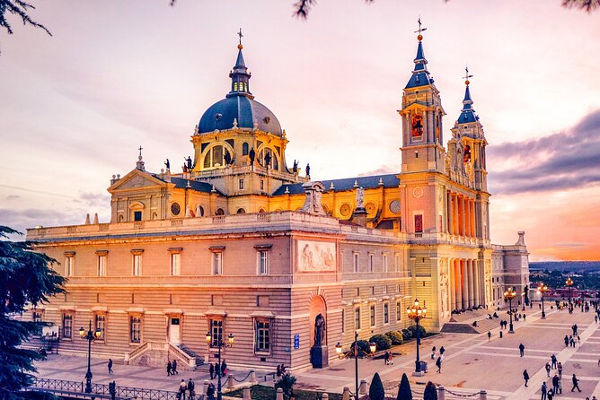 Madrid (Historical Centre) Scavenger Hunt and Self-Guided Tour - Stop-by-stop: Plaza Mayor to El Oso y el Madroño to Plaza de Oriente