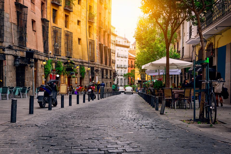 Madrid: History, Bites & Sips – An Intimate Tour Since 2018 - Plaza Mayor warm-up: the 20-minute big-picture guide moment