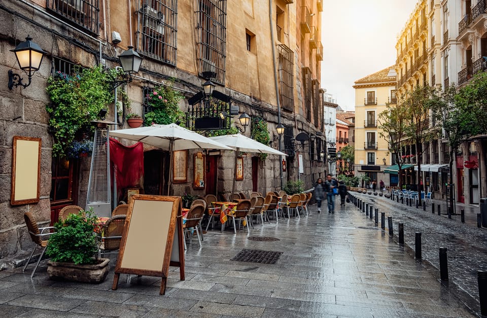 Madrid: History, Bites & Sips – An Intimate Tour Since 2018 - Royal Palace area: ending before the big exterior spectacle