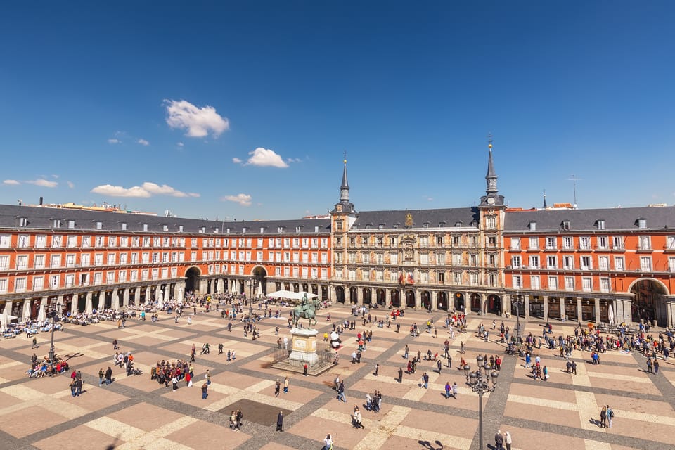 Madrid: History, Bites & Sips – An Intimate Tour Since 2018 - Meet Abel at Plaza Mayor, 27: getting started with zero stress