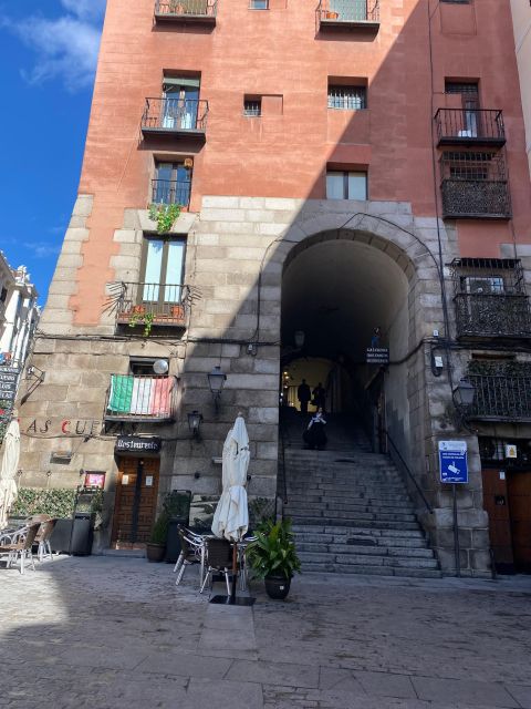 Madrid: Monastery of Descalzas Reales Tour with Tickets - Entering the Monasterio de las Descalzas Reales with the right mindset