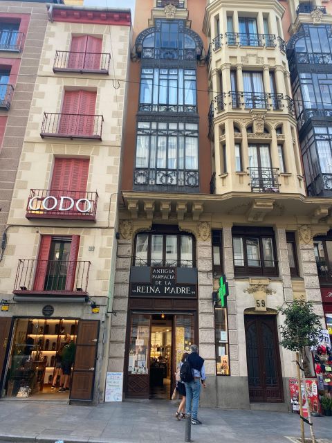 Madrid: Monastery of Descalzas Reales Tour with Tickets - Stop-by-stop flow: what happens at the start, inside, and at drop-off
