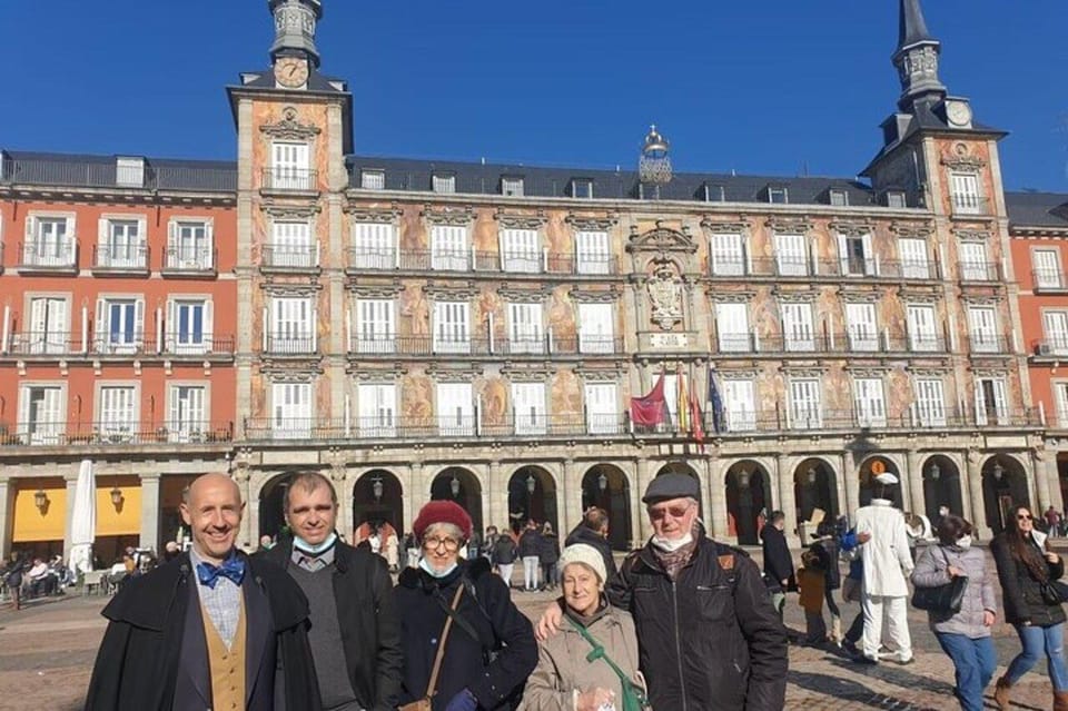 Madrid: Must-See Attractions Walking Tour - Starting at C. de Arrieta 8 and getting oriented at Plaza de Isabel II