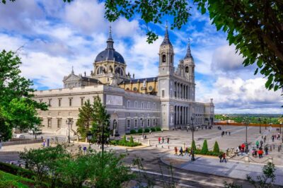 Madrid Must-see with Atardeder at the Debod Temple - Plaza Isabell II to Ópera: how the tour sets you up fast
