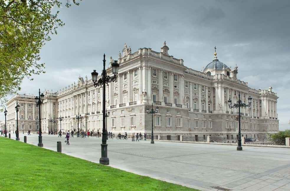 Madrid Must-see with Atardeder at the Debod Temple - Plaza de Oriente and the Royal Palace zone: understanding power at street level