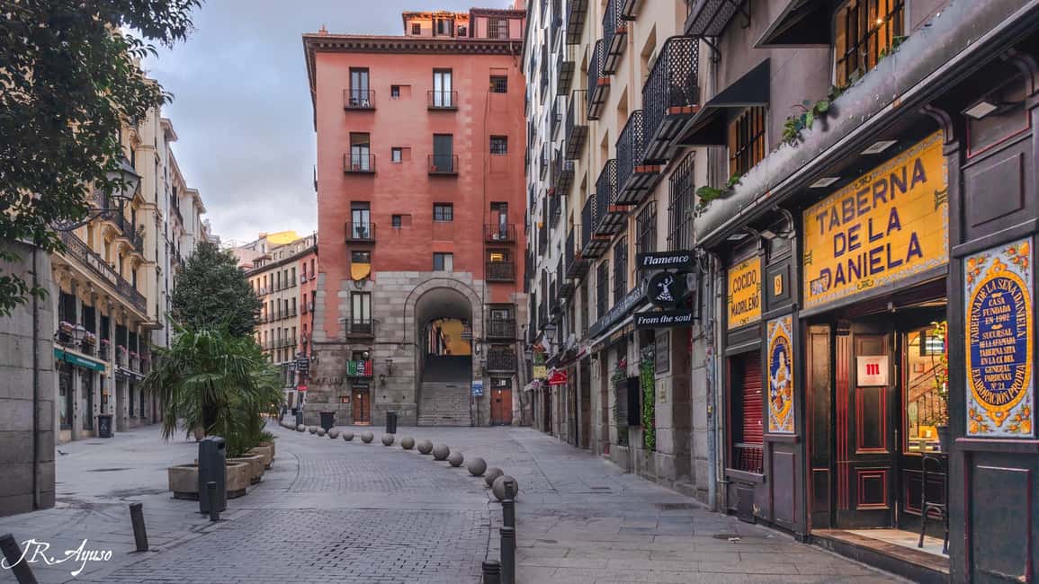 Madrid Must-see with Atardeder at the Debod Temple - Plaza de España and Gallardo Palace: Madrid’s big intersections