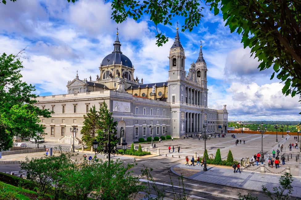 Madrid Must-see with Atardeder at the Debod Temple - Plaza Isabell II to Ópera: how the tour sets you up fast