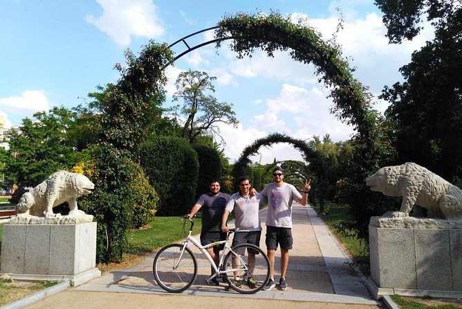 Madrid Parks Bike or e-bike Tour: Riverside & Casa de Campo - Royal Palace area: quick orientation at the city’s top ceremony venue