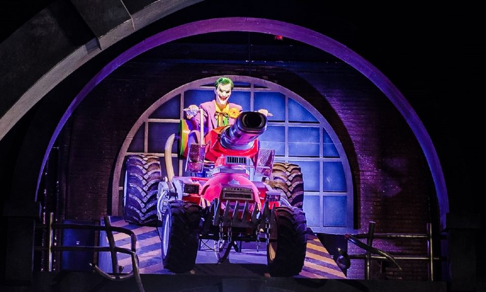 Madrid: Parque Warner Ticket and Roundtrip Transportation - Movie World Studios: live-action shows and the Crazy Police Academy set