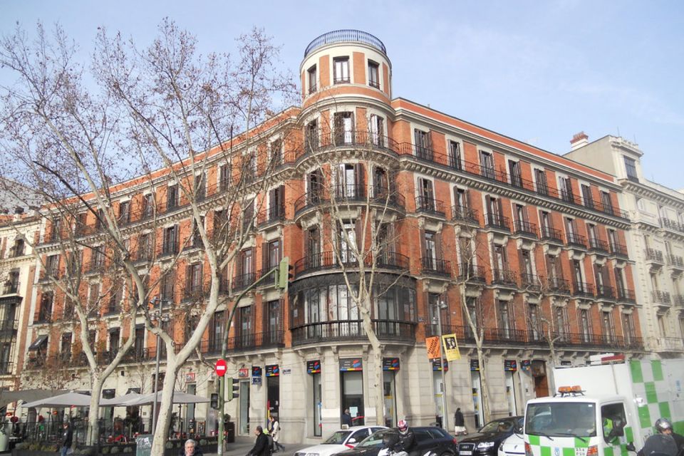 Madrid: Private Custom City Tour with Driver and Guide - Plaza Colón and Parque del Retiro: a calm pause before you head back