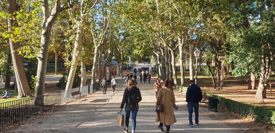 Madrid: Retiro Park Guided Tour with a Photographer - Quiet corners and secret photo stops: how the route creates variety