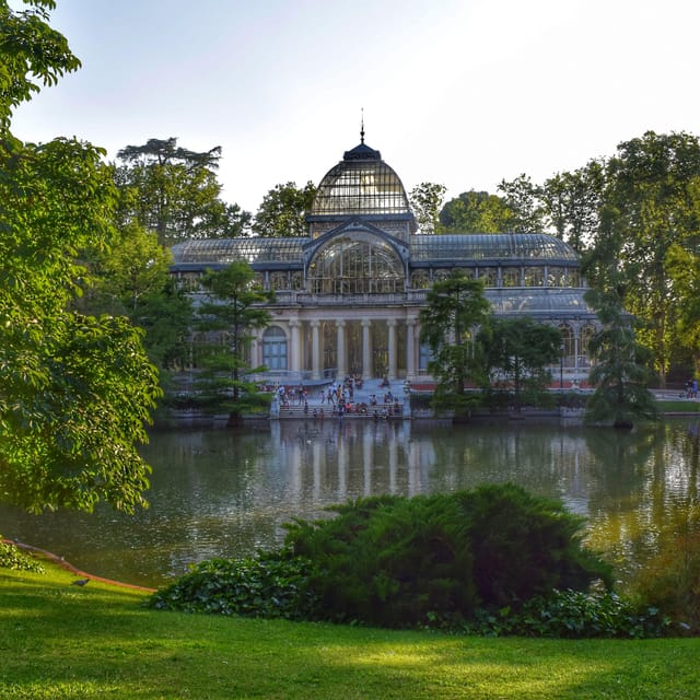 Madrid: Retiro Park Guided Tour with a Photographer - Longer stretches with guided tour moments (and why they matter)
