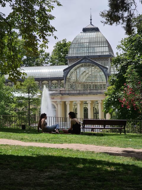 Madrid: Retiro Park Guided Tour with a Photographer - Wildlife viewing and the final photo sequence in Retiro