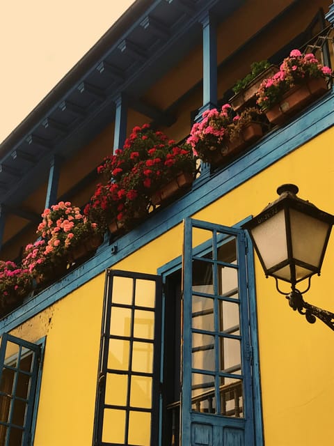 Madrid Retro Tour 120 min, old town, modern Madrid + surprise destination - Flexible Ending: Finish Wherever Your Day Goes Next