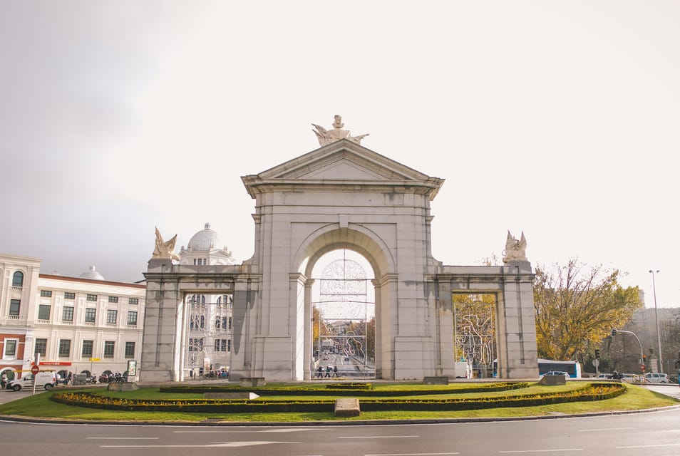 Madrid Retro Tour 120 min, old town, modern Madrid + surprise destination - Price and Value for a Private Retro Tour Up to 3