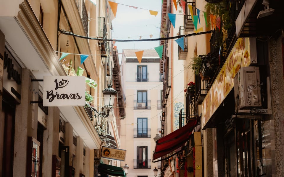 Madrid Retro Tour 120 min, old town, modern Madrid + surprise destination - Extra Time If You Want to Keep Going