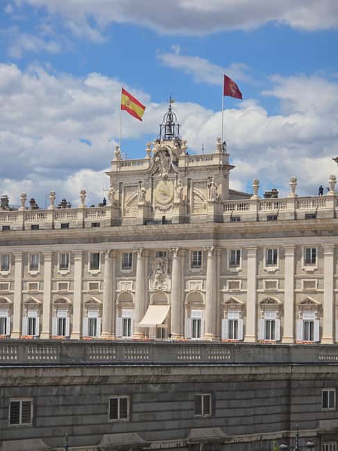 Madrid: Royal Palace Guided Tour w/ Skip-the-Line Entry - Meeting at Plaza de Ramales and what to do first