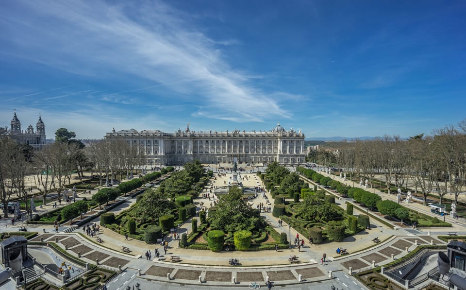Madrid: Royal Palace Guided Tour with Skip-the-Line Entry - Royal Throne Room, Gala Dinner Room, and Royal Chapel: the official rooms